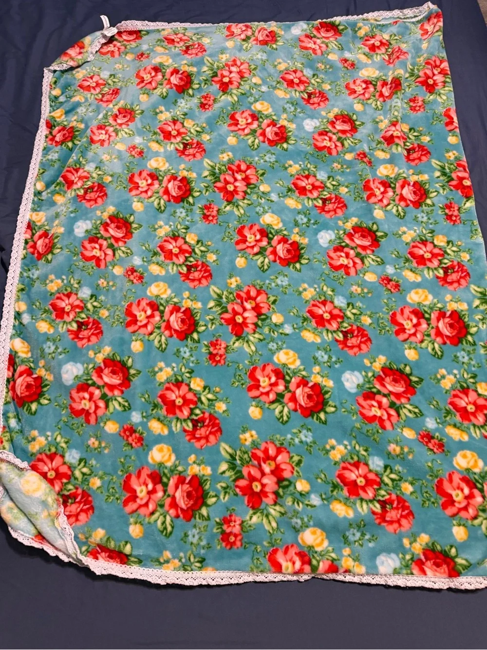 Pioneer Woman Vintage Floral Velvet Plush Throw W/Crocheted Trim 50”x72”